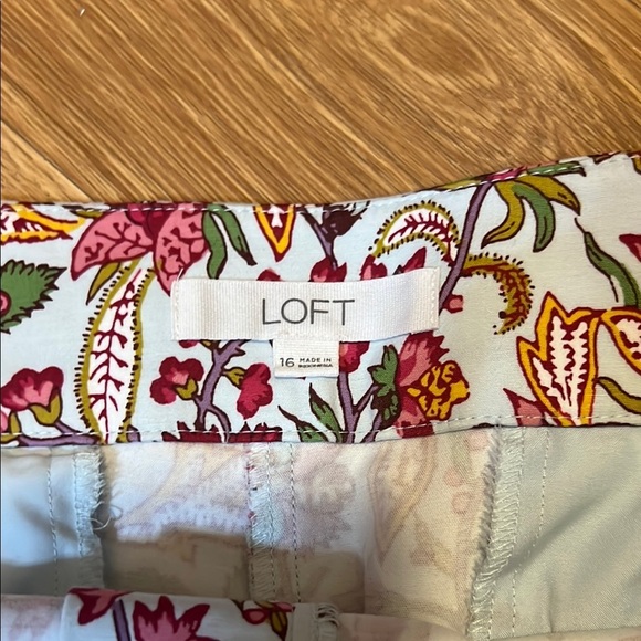LOFT White and Pink Shorts Floral Design size 16 like new - Picture 2 of 4